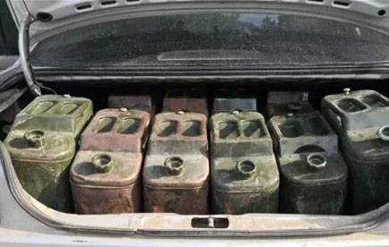 圖為小汽車裝載成品油準(zhǔn)備過磅