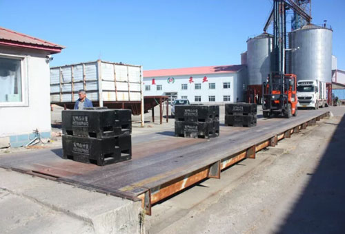 圖為地磅計量檢定現(xiàn)場